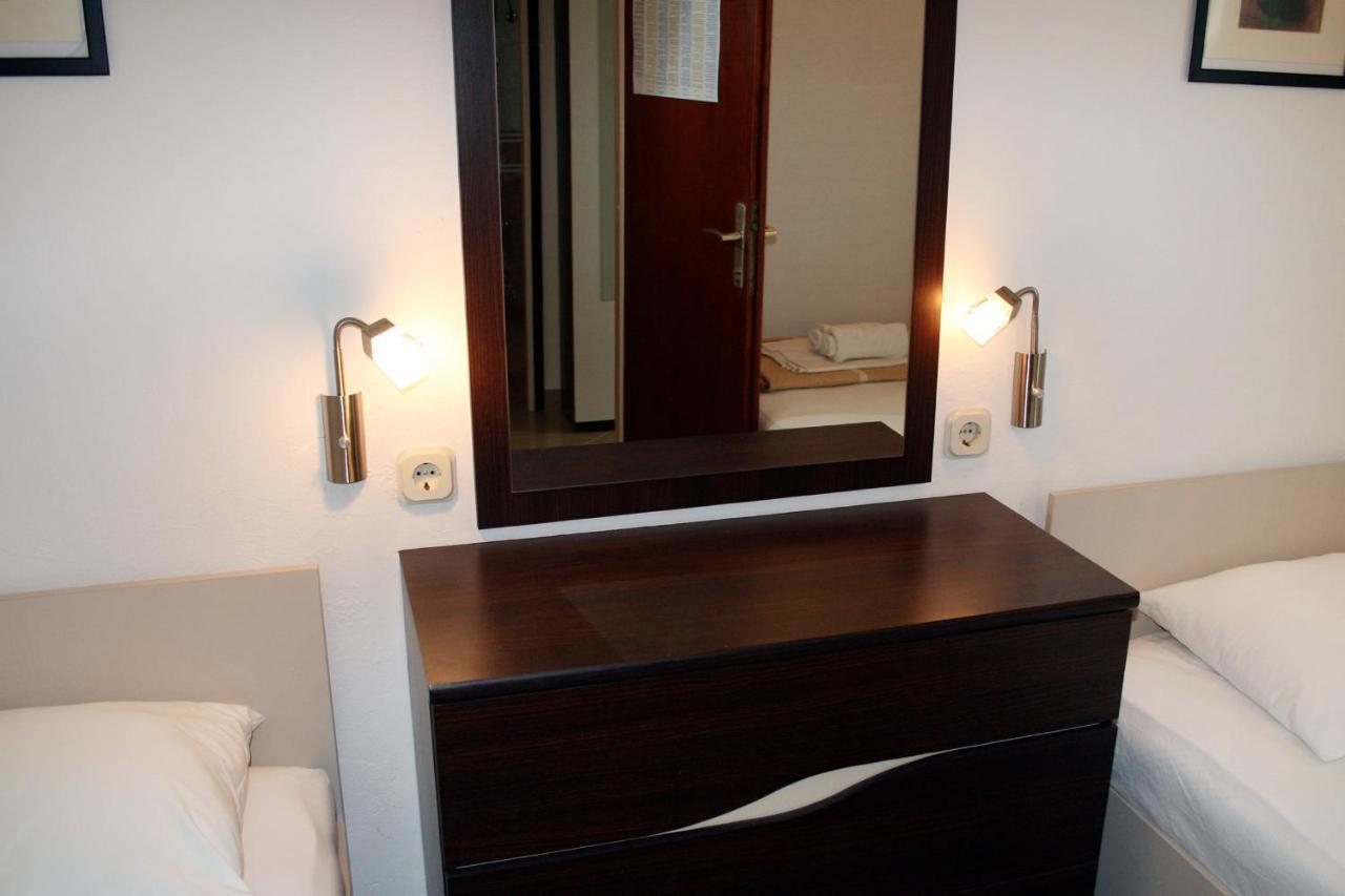 Apartments By The Sea Pisak, Omis - 1014 المظهر الخارجي الصورة