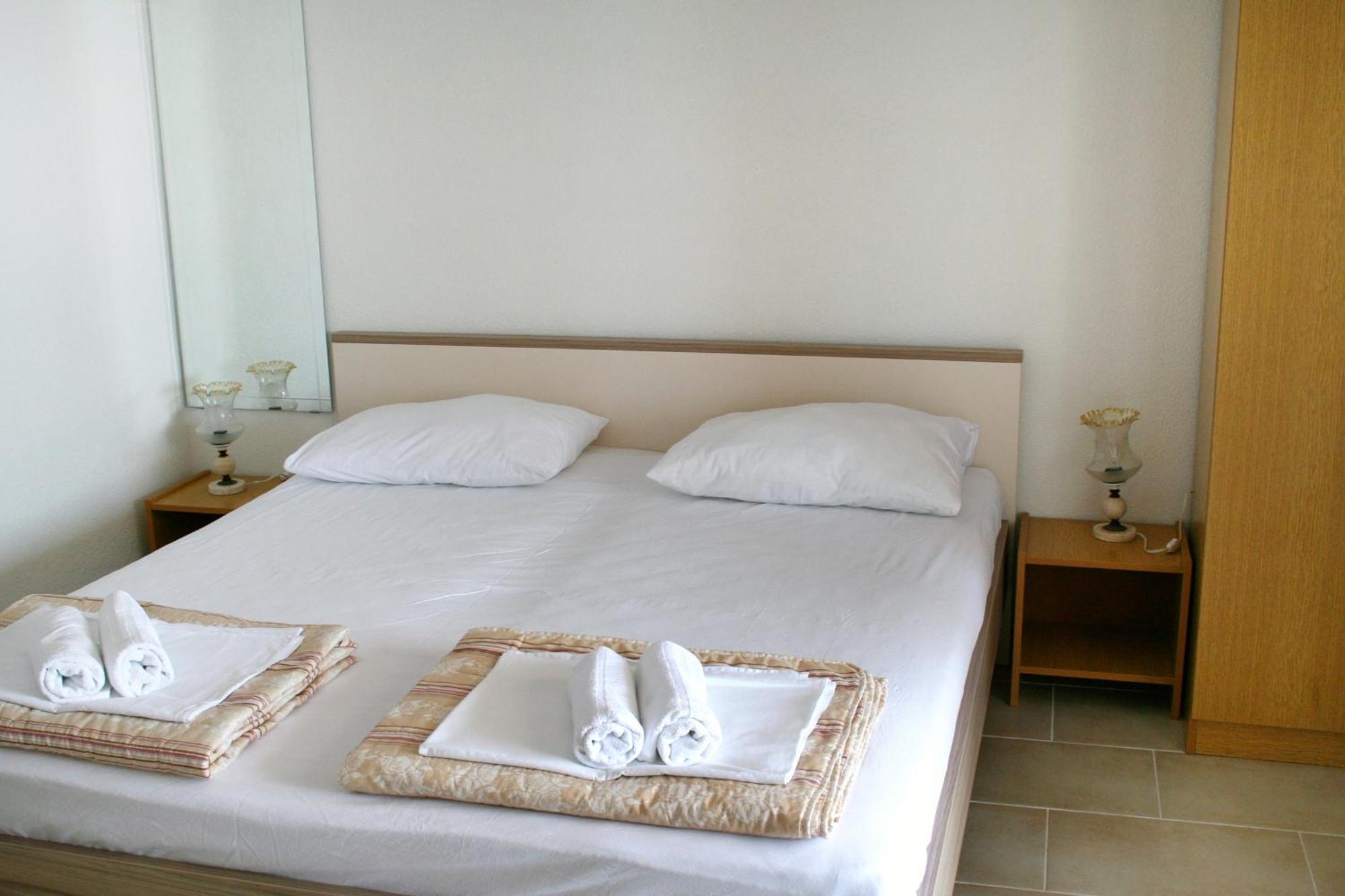 Apartments By The Sea Pisak, Omis - 1014 الغرفة الصورة