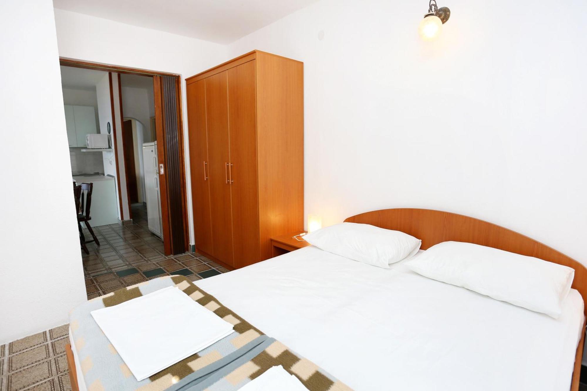 Apartments By The Sea Pisak, Omis - 1014 الغرفة الصورة
